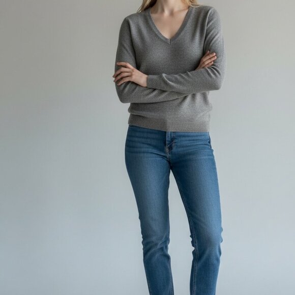 TAHARI PURE LUXE 100% CASHMERE SO SOFT MEDIUM GRAY V NECK SWEATER LADIES M MED - Picture 2 of 4